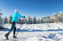Man läuft im Schnee auf Langlaufskiern